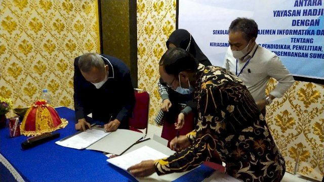 Penandatanganan kerja sama Yayasan Hadji Kalla dengan STMIK Handayani Makassar dalam Program Pembinaan Disabilitas (dok. Kalla)