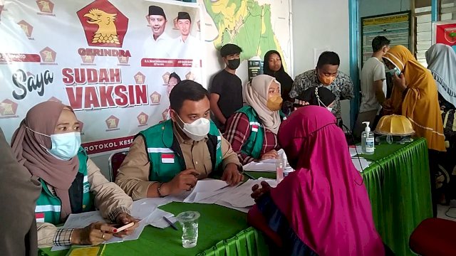Suasana Vaksinasi DPC Partai Gerindra Kabupaten Jeneponto di Kantor Desa Langkura, Sabtu 23/10/2021 (Dedi)
