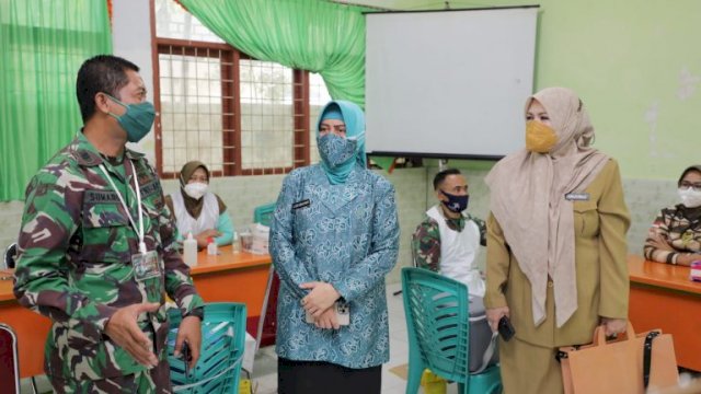 Ketua TP PKK Kota Makassar Indira Yusuf Ismail Meninjau Pelaksanaan Vaksinasi (Ist)