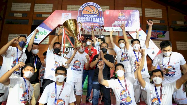 Wali Kota Makassar Danny Pomanto bersama Tim Basket (Ist)