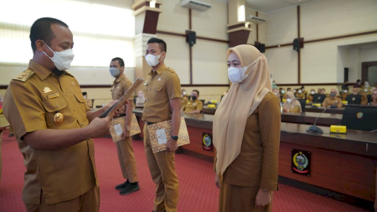 Serahkan SK Pengangkatan PNS dan CPNS Lulusan IPDN, Plt Gubernur Minta Jalankan Tugas Secara Amanah