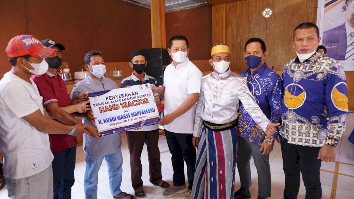 RMS Serahkan Bantuan Hand Traktor Saat Reses di Sidrap