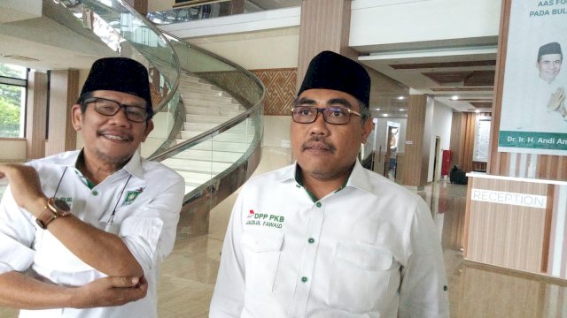 Wakil Ketua Umum DPP PKB Jazilul Fawaid bersama Azhar Arsyad usai berkunjung ke Kantor Amran Sulaiman di Makassar. Ist