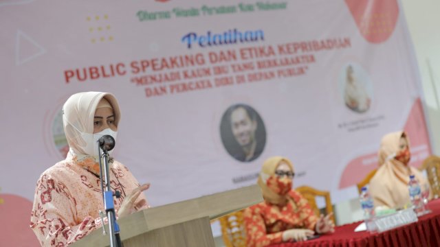 Penasehat Dharmawanita Kota Makassar Indira Yusuf Ismail membuka kegiatan Pelatihan Public Speaking dan Etika Kepribadian yang digelar di Bulukumba, Minggu 31/10/2021 (Ist)