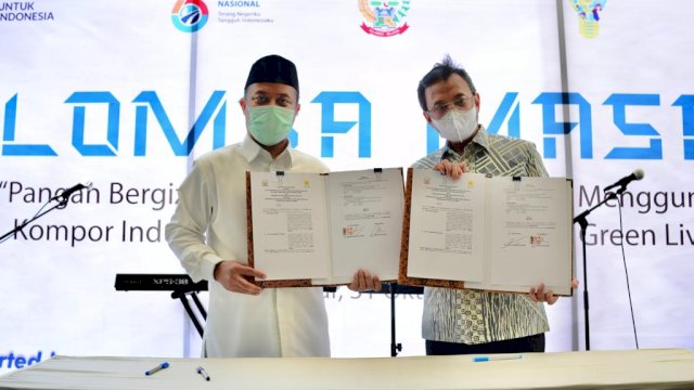 Plt Gubernur Sulsel, bersama GM PLN UIW Sulselrabar melakukan Penandatanganan MOU Electrifying Agriculture di Hotel The Rinra, Minggu, 31/10/2021 (Ist)