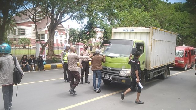 Detik detik mobil ditahan oleh demonstran untuk menjadikannya mimbar orasi di depan Kantor Bupati Jeneponto, Jl. Lanto dg Pasewang, Kamis 28/10/2021, (Dedi)