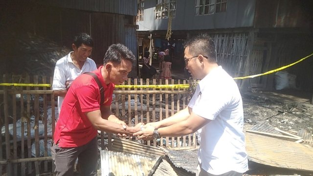 Andi Baso Sugiarto Memberi Bantuan kepada Korban Kebakaran di Desa Allu Tarowang, Jumat 29/10/2021 (Dedi)
