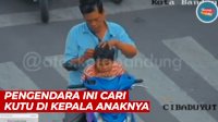 VIDEO: Bosan Tunggu Lampu Hijau, Pengendara Ini Cari Kutu di Kepala Anaknya