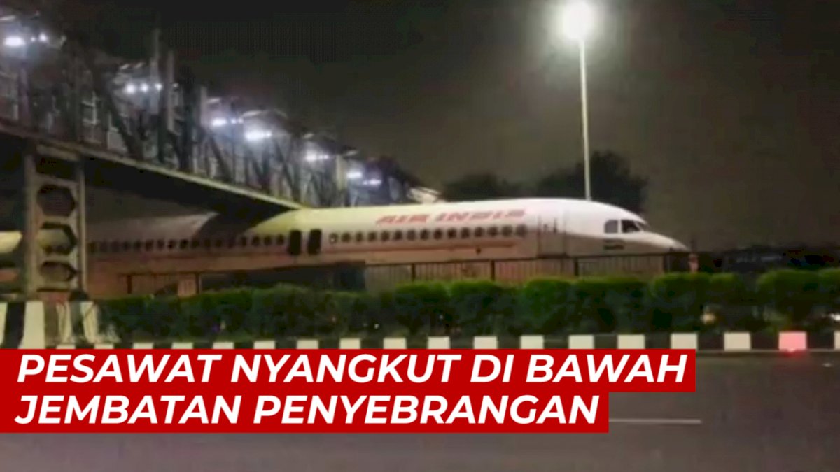 VIDEO: Viral, Pesawat Nyangkut di Bawah Jembatan Penyebrangan