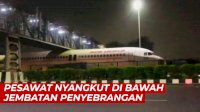 VIDEO: Viral, Pesawat Nyangkut di Bawah Jembatan Penyebrangan