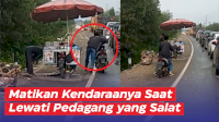 VIDEO: Salut, Pemotor Ini Matikan Kendaraanya Saat Lewati Pedagang Keliling yang Salat
