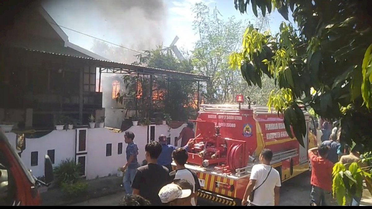 Breaking News : Satu Rumah di Sidenre Jeneponto Ludes Dilalap Si Jago Merah