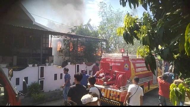 Sejumlah Mobil Pemadam Kebakaran Tiba Dilokasi Kebakaran di Kunjung Mange Timur, Kelurahan Sidenre, Kecamatan Binamu, Selasa 26/10/2021 (Dedi)