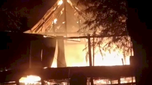 Suasana kebakaran di Desa Allu Tarowan Jeneponto, Rabu 27/10/2021 (Int)