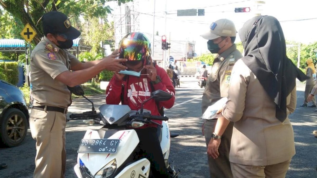 Edukasi Prokes, Satpol PP Sinjai Bagi-bagi Masker ke Pengguna Jalan
