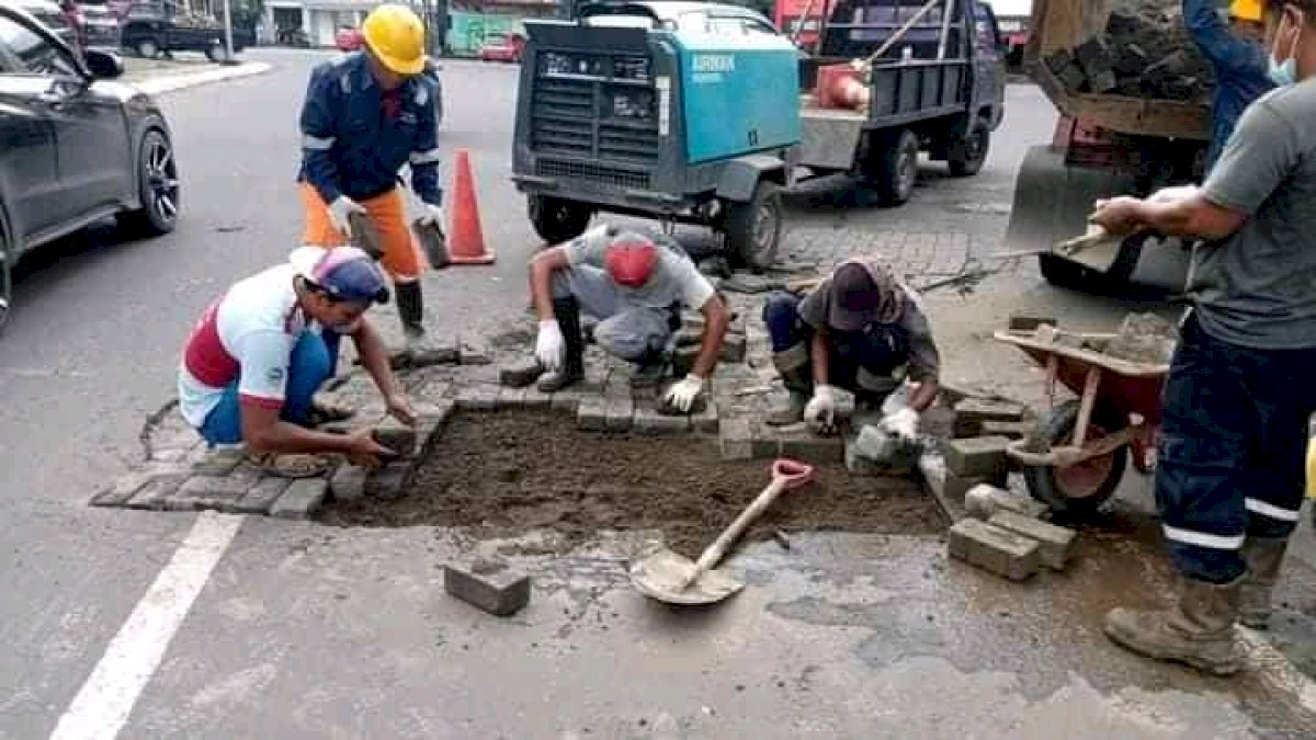 Dinas PU Makassar Mengecat Pembatas Jalan, Ada 5 Titik