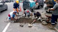 Dinas PU Makassar Mengecat Pembatas Jalan, Ada 5 Titik