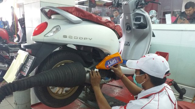 Penggantian oli SPX untuk motor Honda Scoopy agar mesin lebih awet (sulselsatu.com / Sri Wahyudi Astuti)