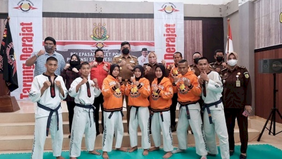 Bupati Adnan Lepas Puluhan Atlet Tarung Derajat Bertanding di PON Papua