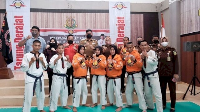 Bupati Gowa, Adnan Purichta Ichsan ikut melepas atlet Provinsi Sulawesi Selatan dalam cabang olahraga tarung derajat untuk bertanding pada Pekan Olahraga Nasional (PON) XX di Papua. Ist