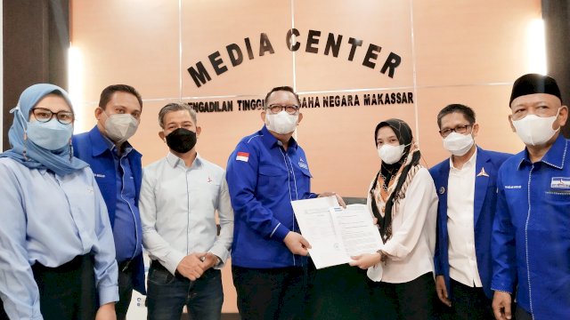 Jajaran pengurus teras DPD Demokrat Sulsel mendatangi Kantor PT TUN Makassar. (Asrul/Sulselsatu).