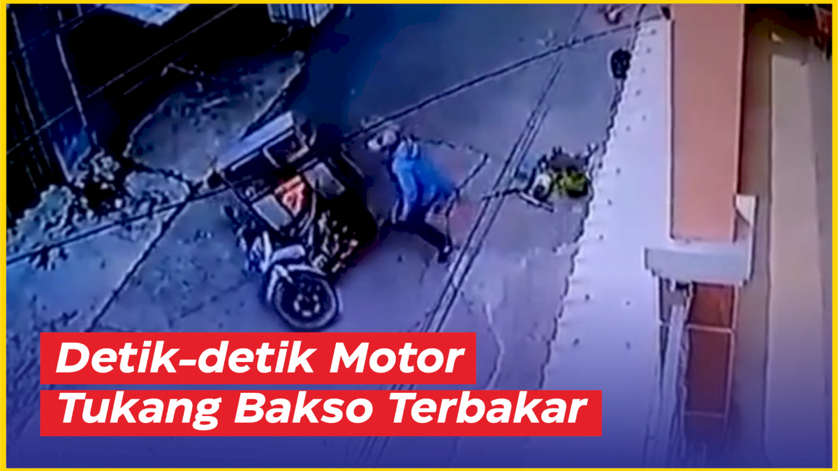 VIDEO: Detik-detik Gerobak Motor Tukang Bakso Terbakar