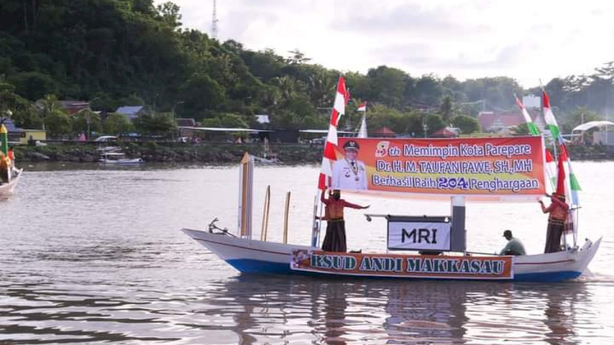 RSUD Parepare Tampilkan Replika MRI di Lomba Perahu Hias