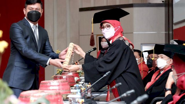 Bupati Gowa, Adnan Purichta Ichsan resmi meraih gelar akademik tertinggi yakni doktor pada bidang ilmu hukum di Universitas Hasanuddin. Ist