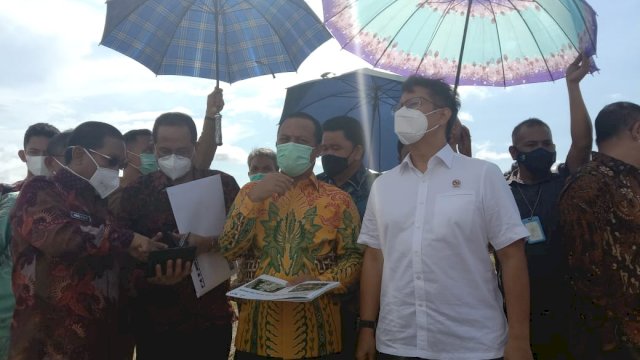 Menteri Kesehatan (Menkes), Budi Gunadi, didampingi Plt Gubernur Sulsel Andi Sudirman Sulaim di CPI Makassar Selasa 02/11/2021 (Sulselsatu.com /Jahir Majid