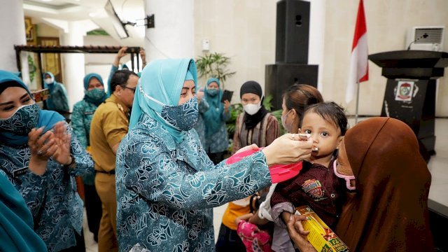 Ketua TP PKK Kota Makassar Indira Jusuf Ismail menyuapi balita di kota Makassar, Selasa 02/11/2021 (Ist)