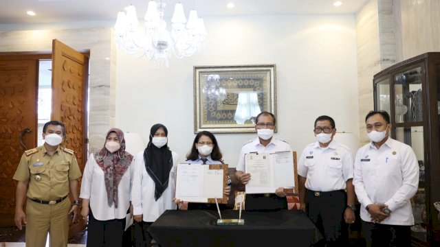 Wali Kota Makassar Danny Pomanto bersama Balai Permasyarakatan Kelas I Makassar melakukan penandatanganan MoU terkait program pemberdayaan klien permasyarakatan dan penanggulangan kenakalan remaja di kediaman pribadi Wali Kota Makassar Jalan Amirullah, Rabu 4/11/2021 (Ist)