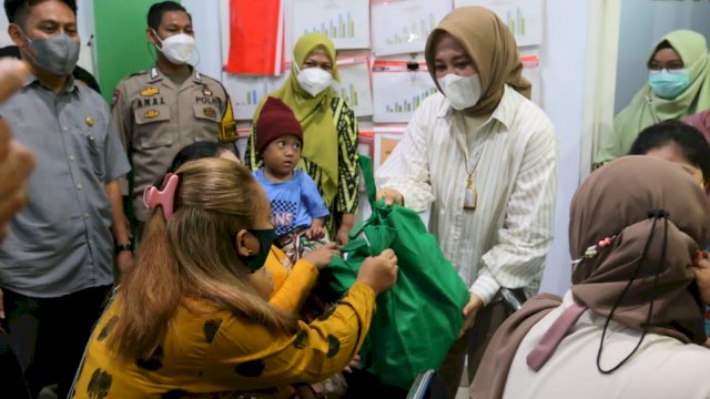 Wakil Wali Kota Makassar Fatmawati Rusdi memberi bantuan vitamin kesehatan bagi masyarakat, Jumat 05/11/2021 (Ist) 