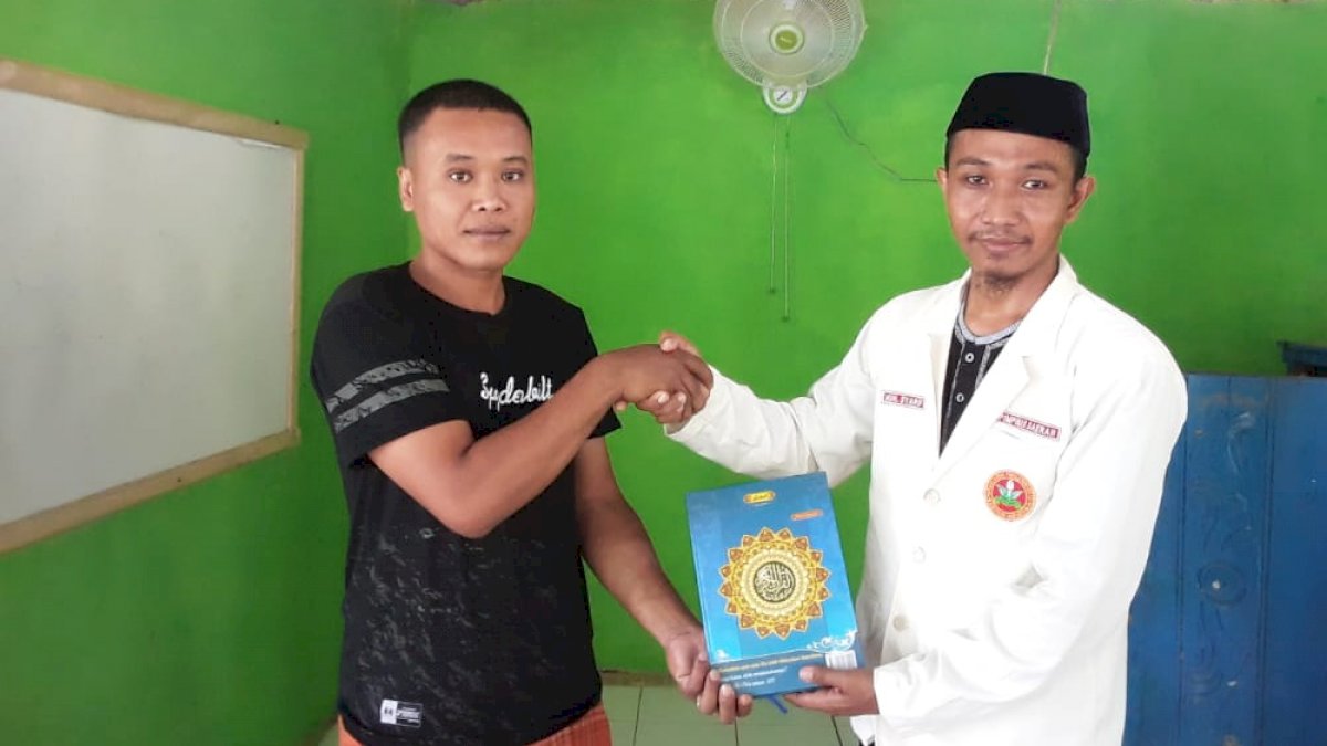 Syafari Jumat, Pemuda Muhammadyah Jeneponto Bagi-Bagi Al-Qur’an