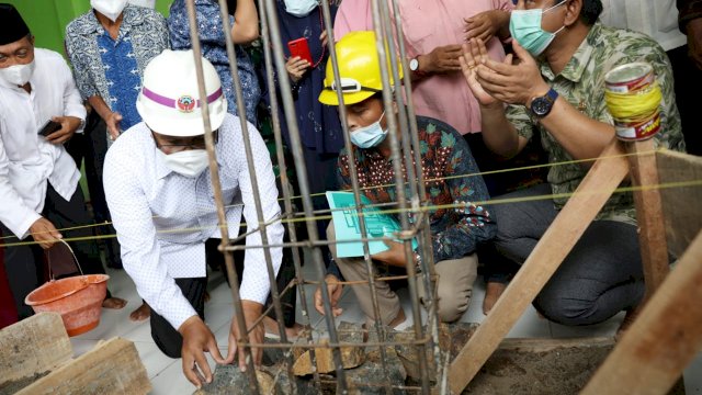 Wali Kota Makassar Danny Pomanto Meletakkan Batu Pertama Pembangunan Mesjid (Ist)