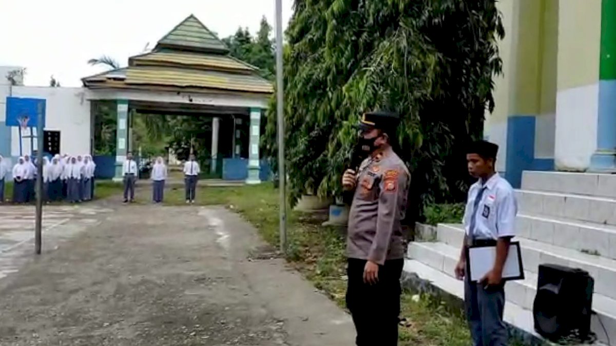 Jadi Inspektur Upacara di Ponpes Darul Ihsan Munte, Kapolsek Binamu Ajak Santri Baca Sholawat Nabi