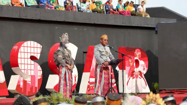 Wali Kota Makassar Danny Pomanto bersama Wakil Wali Kota Makassar Fatmawati Rusdi menyampaikan Orasinya Pada Peringatan HUT Kota Makassar ke-414 (Ist),