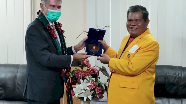 Rektor UNM, Prof Husain Syam menyerahkan Cinderamata kepada Duta besar (Dubes) Kroasia untuk Indonesia, Nebojsa Koharovic, di gedung Phinisi UNM Selasa, 09/11/2021 (Ist)