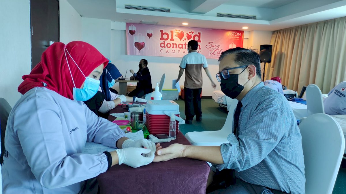 Aston Makassar Ikut Peringati Hari Pahlawan dengan Donor Darah