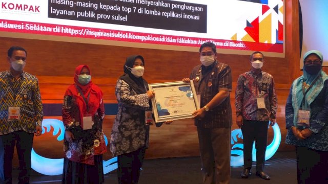 Penyerahan Penghargaan Inovasi Pelayanan Dasar yang Ada di Bantaeng dan Pangkep Oleh Sekretaris Daerah Pemprov Sulsel, Abdul Hayat Gani, (Sulselsatu Sri Wahyudi Astuti)