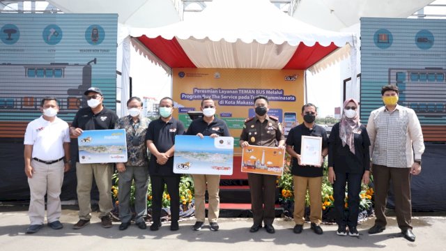 Sekda Kota Makassar dan Plt Gubernur Selsel Hadiri Launching Layanan Teman Bus Mamminasata, 13/11/2021 (Ist)