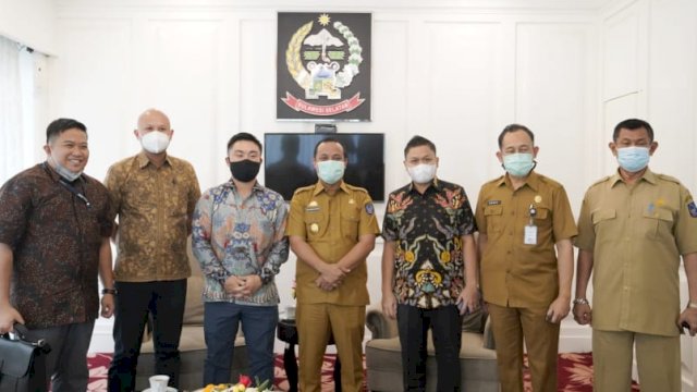 Plt Gubernur Sulsel, Andi Sudirman Sulaiman, bersams Presiden Direktur PT. After Fit Indonesia CEO Mr Cato Saito, Manager B2B Project Kemas Aulia, dan Manager Area Sulselbar Syamsul Mubarak, di Baruga Lounge, Kantor Gubernur Sulsel, Senin 15/11/2021 (Ist)