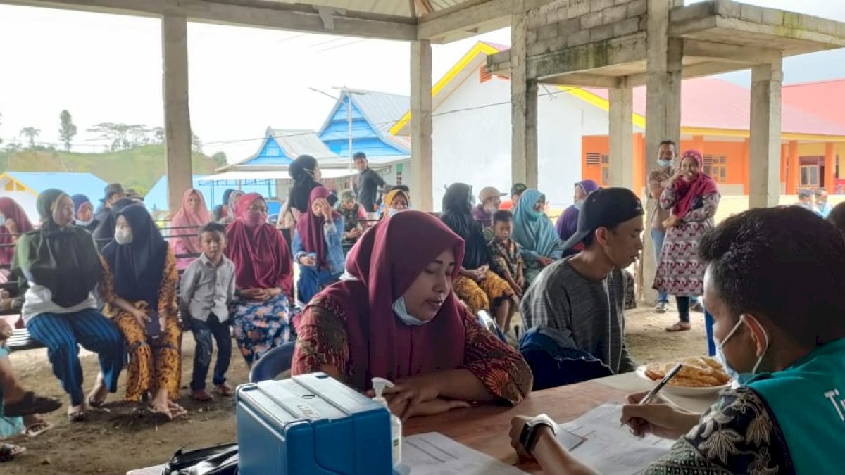 Ratusan Warga Serbu Kantor Desa Jenetallasa Jeneponto Ikut Vaksinasi Covid-19