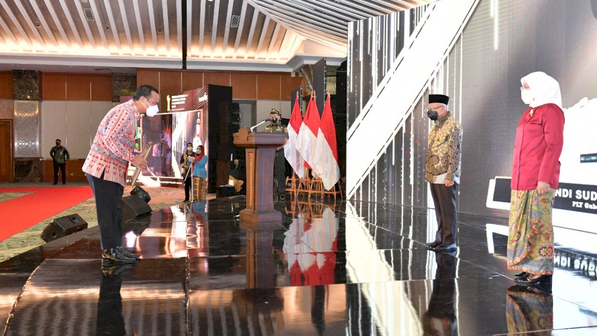 Plt Gubernur Sulsel Terima Penghargaan Produktivitas Paramakarya 2021