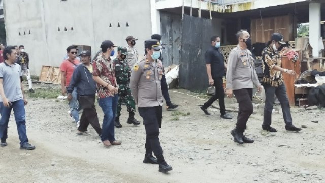 Kapolres Jeneponto AKBP Yudha Kesit Dwijayanto saat dilokasi Pembongkaran Rumah (Int)