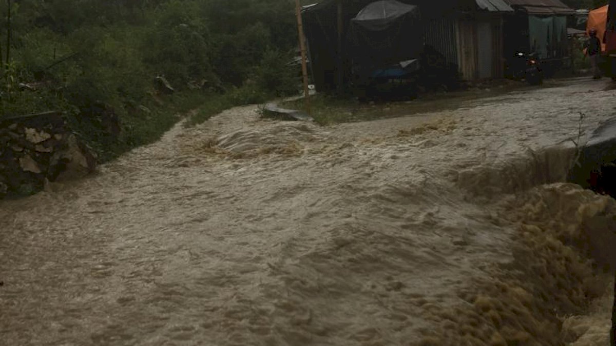 Plt Gubernur Instruksikan BPBD Sulsel Salurkan Bantuan untuk Korban Banjir di Toraja