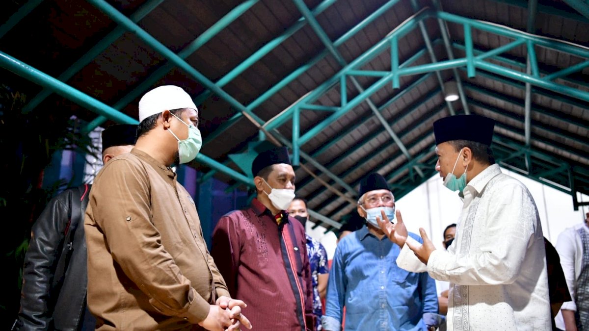 Plt Gubernur Sulsel dan Zulkifli Hasan Salat Subuh Bareng di Al-Markaz
