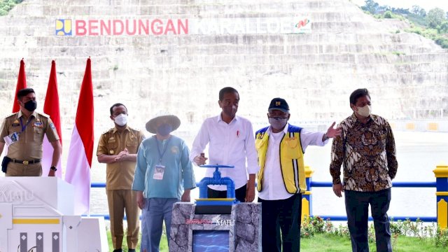 Presiden Joko Widodo melakukan pemutaran tuas roda pintu air Bendungan Karalloe, (Ist)