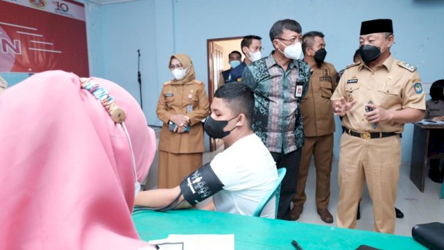 Wakil Bupati Gowa, Abd Rauf Malaganni saat meninjau pelaksanaan vaksinasi di Kecamatan Somba Opu. Ist