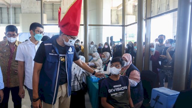 Sandiaga Uno hadiri vaksinasi massal RKS di Makassar. Ist