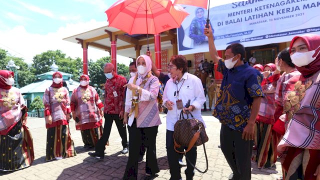 Wakil Wali Kota Makassar Fatmawati Rusdi mendampingi Menteri Ketenagakerjaan Republik Indonesia Ida Fauziyah dalam peresmian ground breaking pembangunan BLK Maritim di Aula Syech Yusuf BLK Makassar Jalan Taman Makam Pahlawan, (Ist)